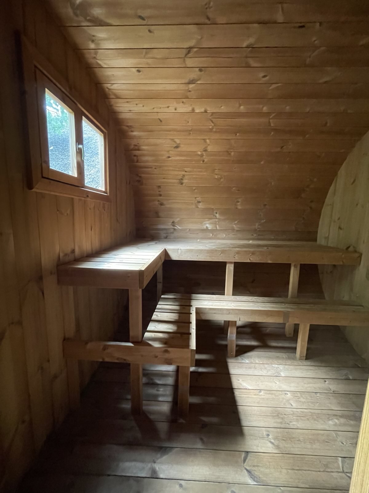 Unsere naturnahe Tonnen-Sauna in unserem Garten läd zu tiefer Entspannung ein.